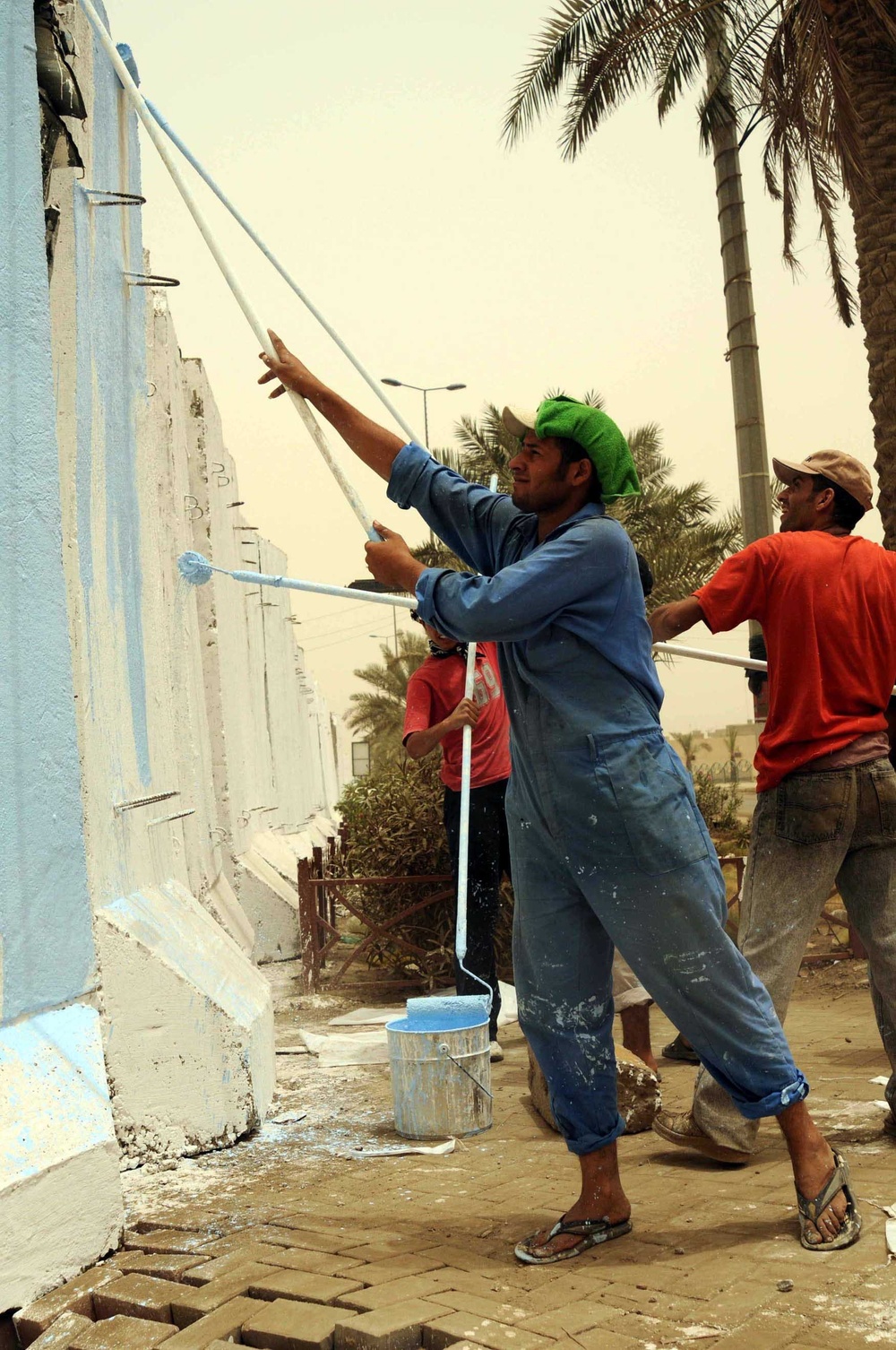 Iraqis Beautify Barriers in Sadr City
