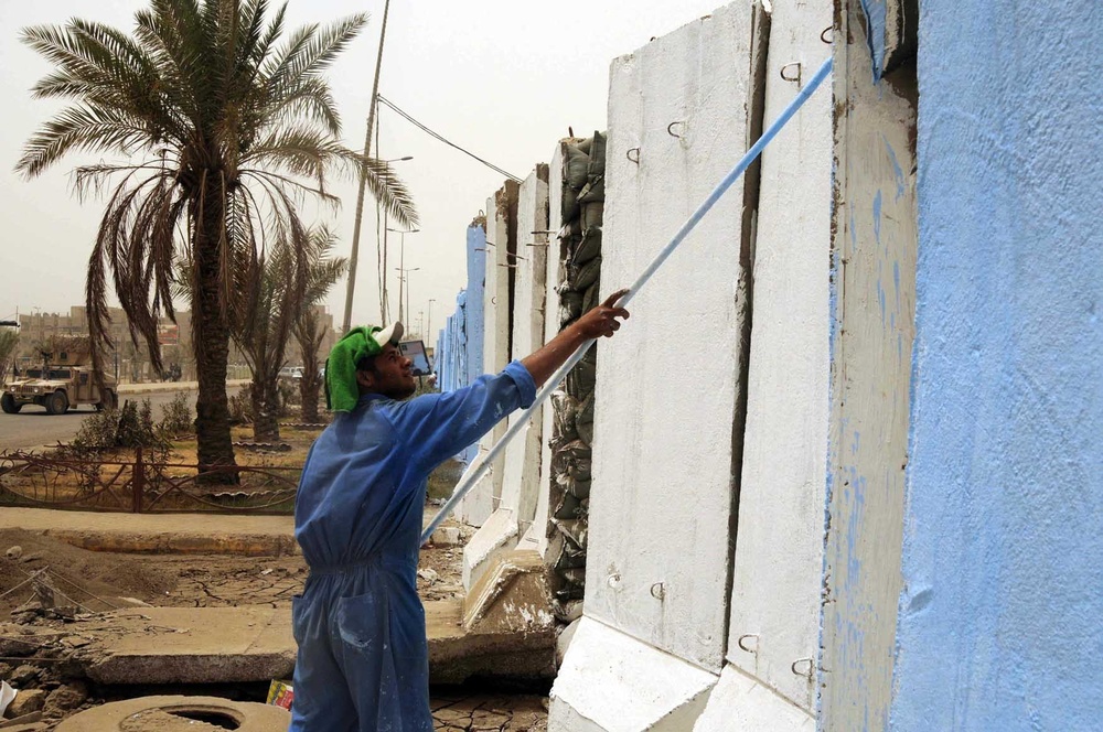 Iraqis Beautify Barriers in Sadr City