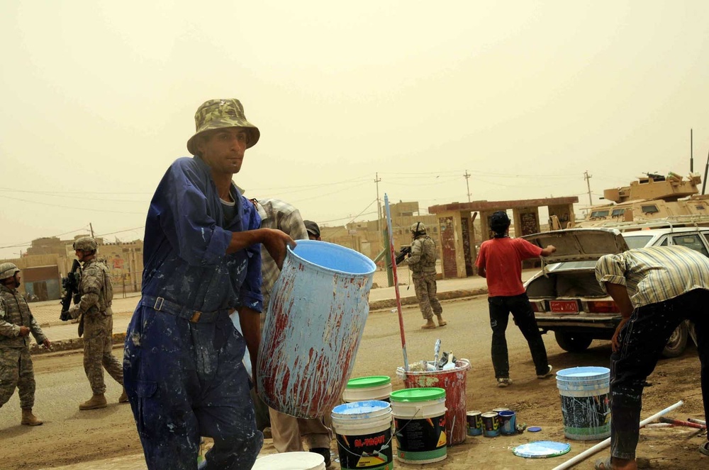 Iraqis Beautify Barriers in Sadr City