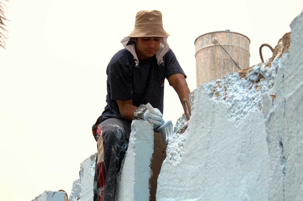 Iraqis beautify barriers in Sadr City