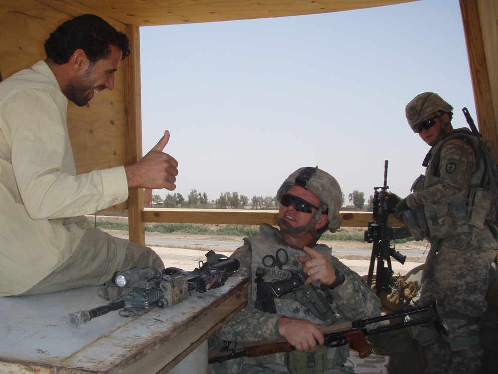Gimlet leader teaches SoI how to maintain weapons