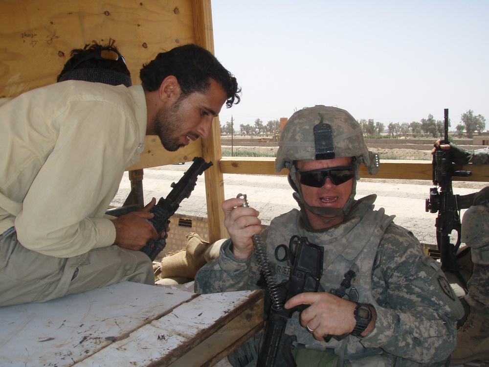 Gimlet leader teaches SoI how to maintain weapons