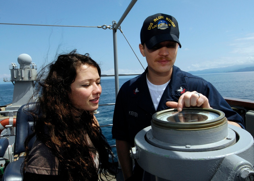 Sailors, families enjoy Tiger Cruise