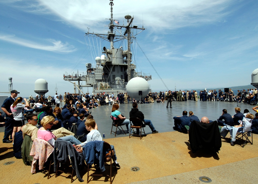 Sailors, families enjoy Tiger Cruise