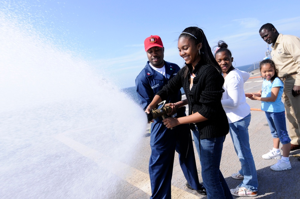 Sailors, families enjoy Tiger Cruise