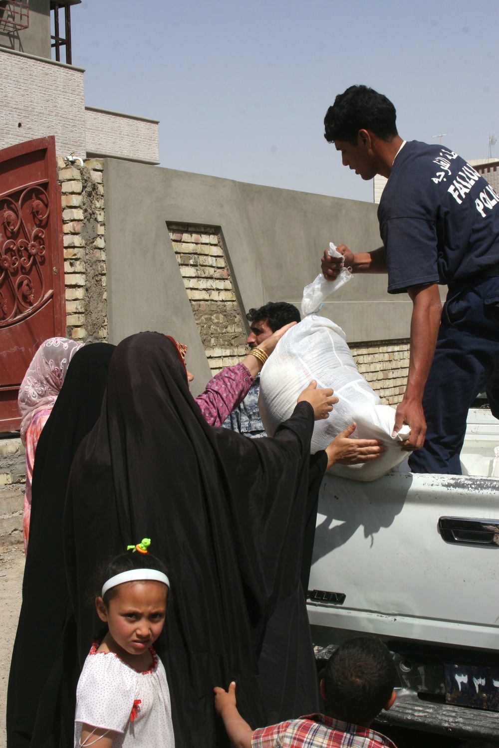 Handing out food in Fallujah