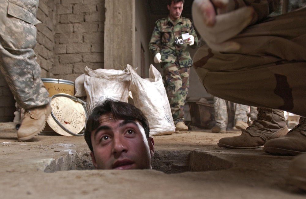 DVIDS - Images - U.S., Iraqi joint operation uncovers cache, IEDs ...