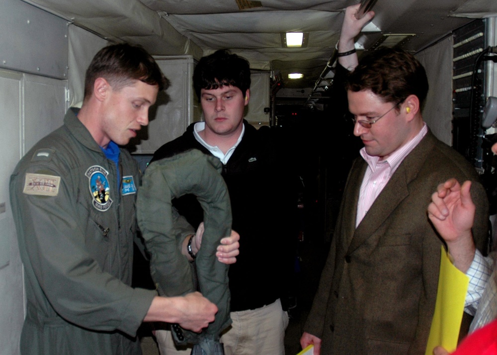 Congress members fly Navy, learn aircraft
