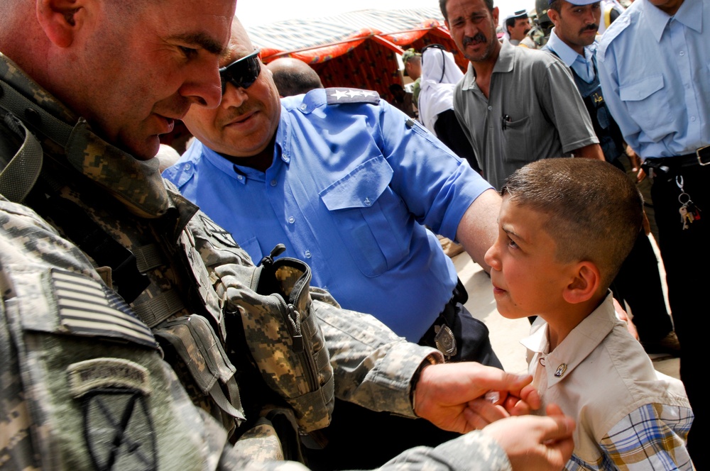 Contract signing for Sons of Iraq