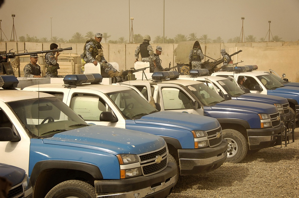 Iraqi national police assist in cordon and search for weapons