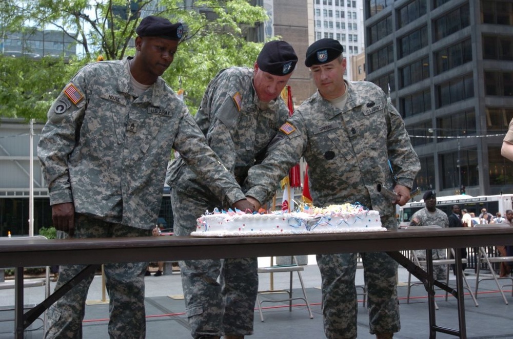 U.S. Army Celebrates 233rd Birthday in Chicago's Daley Plaza