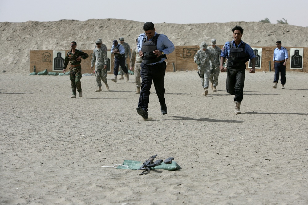 Marksmanship practice with Iraqi police
