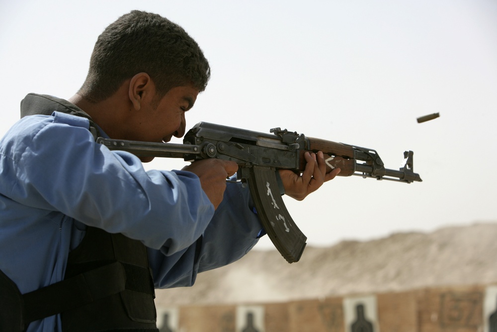 Marksmanship practice with Iraqi police