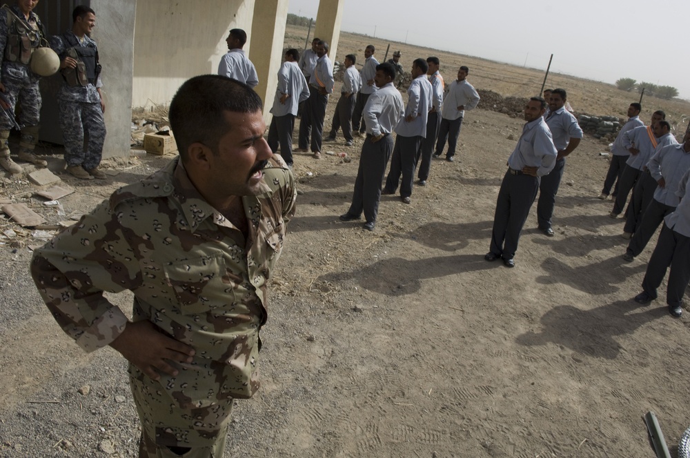 Iraqi National Police Train Concerned Local Citizens