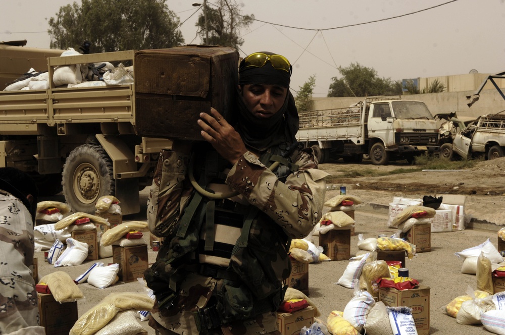 Iraqi Soldiers Conduct Humanitarian Aid