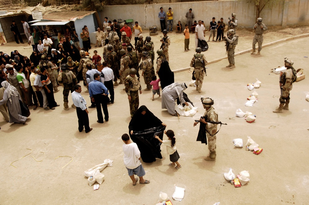 Iraqi Soldiers Conduct Humanitarian Aid