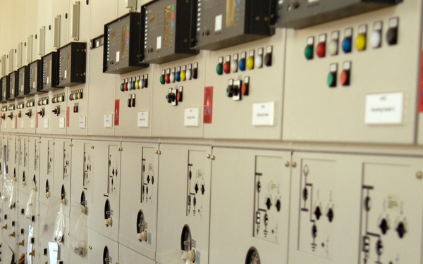 Iraqis Build Electric Sub-Station