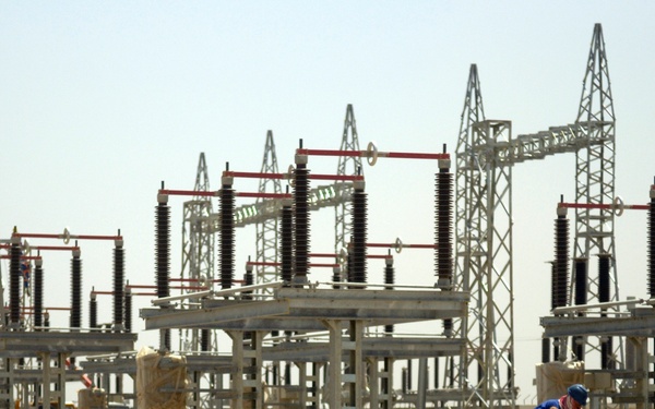 Iraqis Build Electric Sub-Station