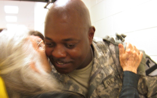&quot;Hug Lady&quot; maintains deployment hug tradition