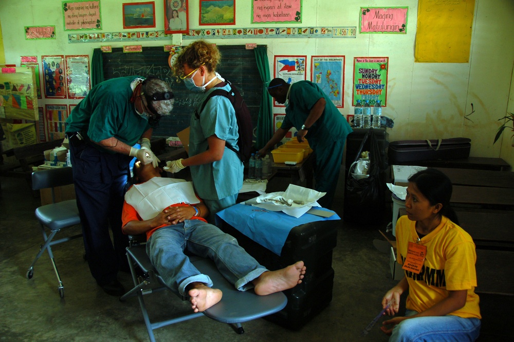 USNS Mercy serves in Philippines