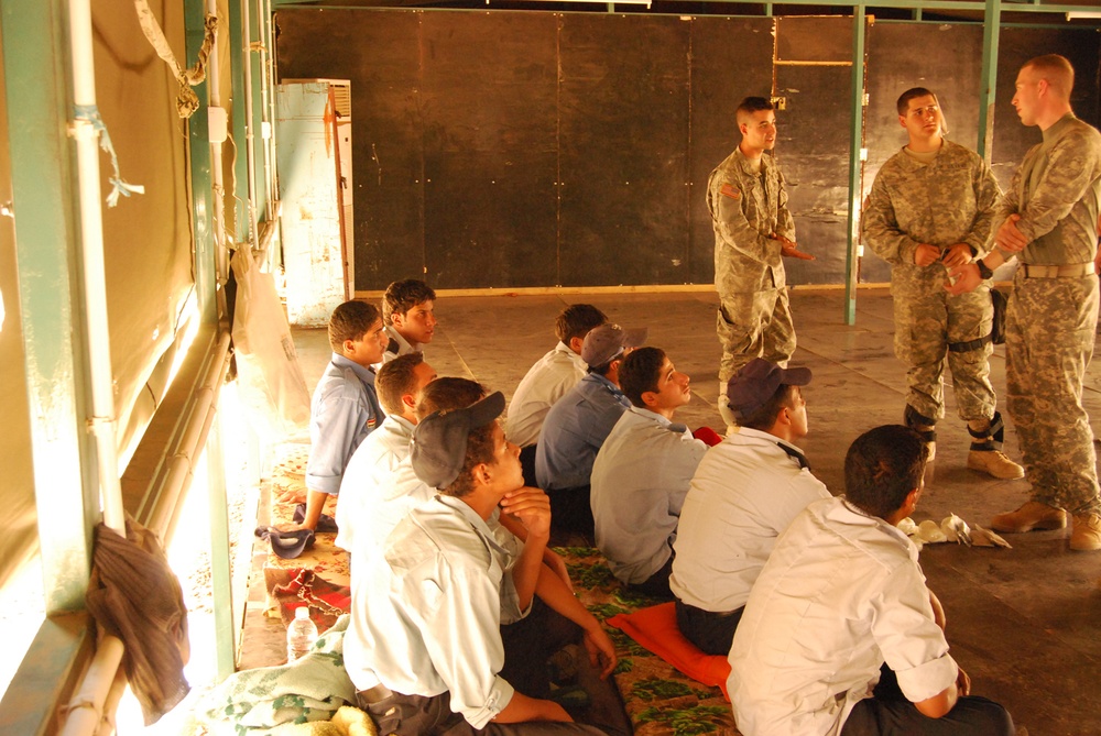Gimlets train Iraqi police first aid skills