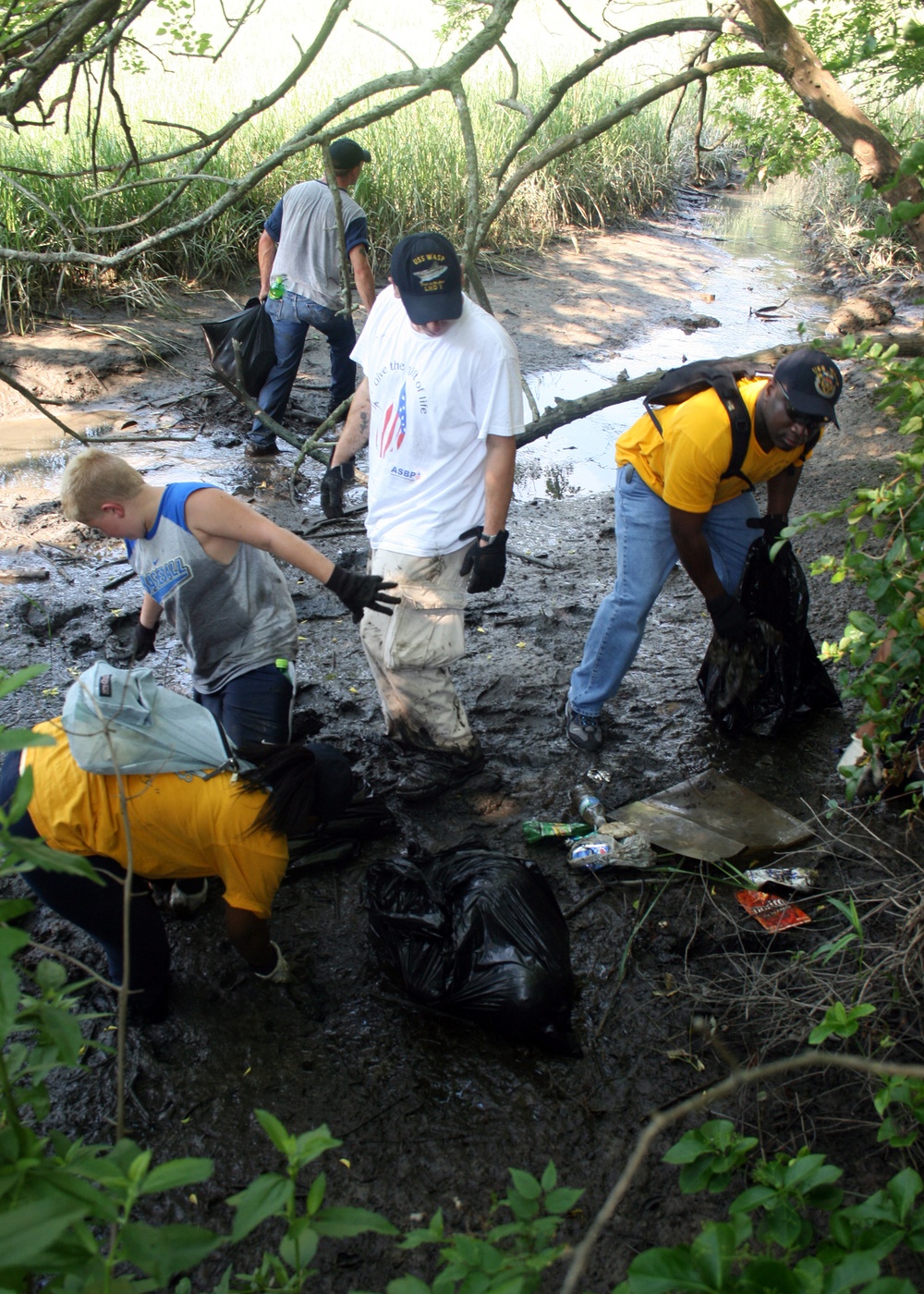 Sailors help keep Chesapeake Bay clean