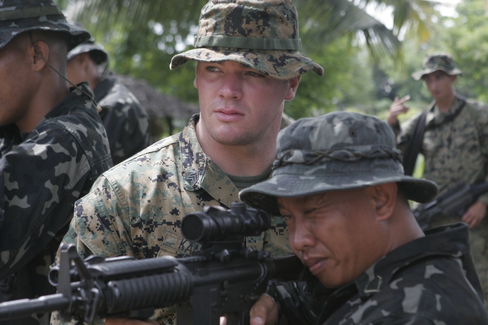 U.S. Marines train with Filipino Marines