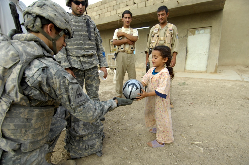 Iraqi Police and U.S. Army Conduct Search and Clear Operation