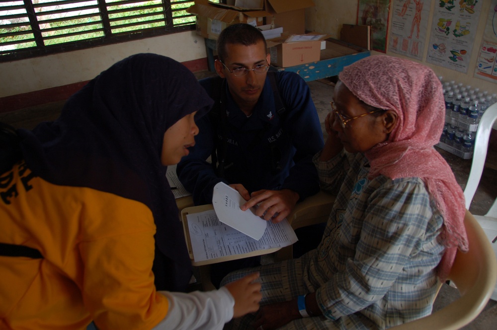 Sailors provide humanitarian relief to Philippine nationals