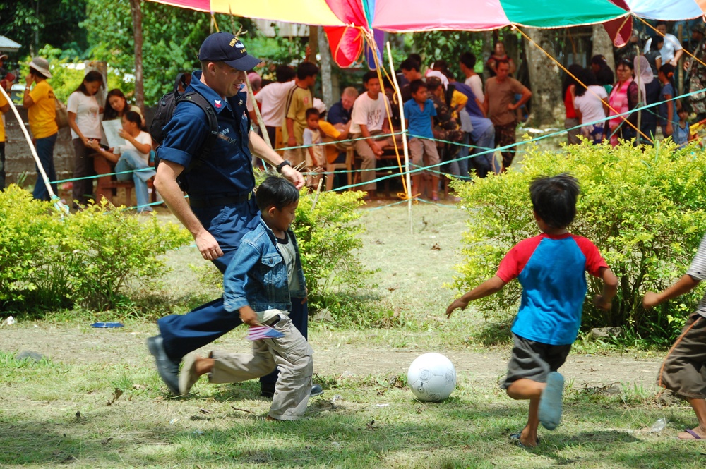 Sailors provide humanitarian relief to Philippine nationals