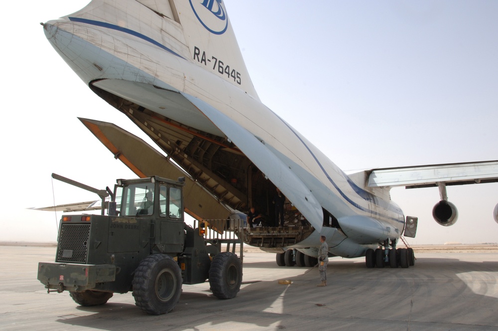 Unloading cargo from the IL-76