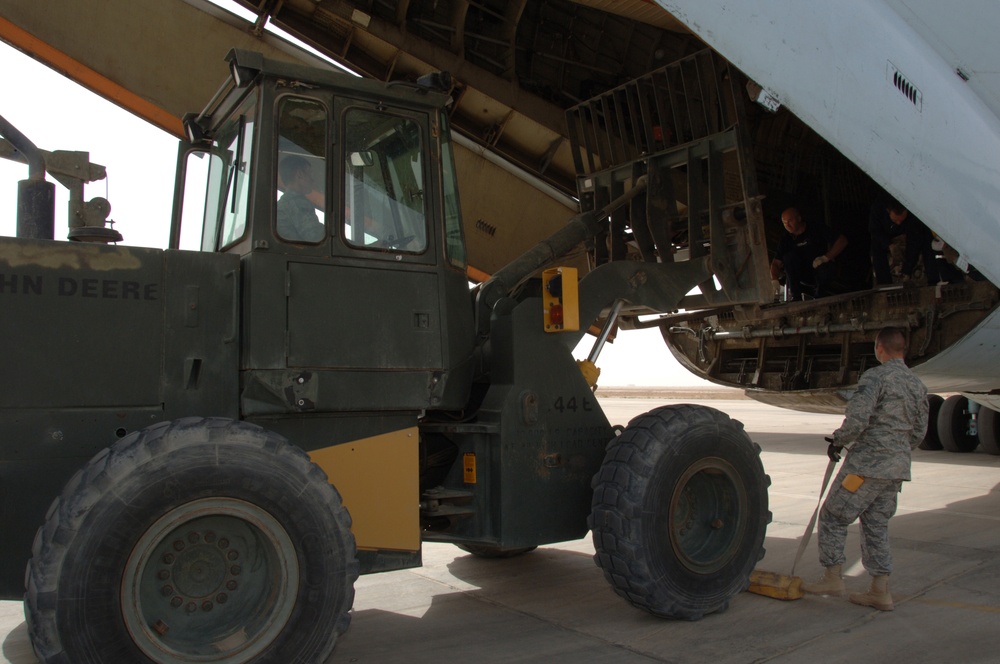 Unloading cargo from the IL-76