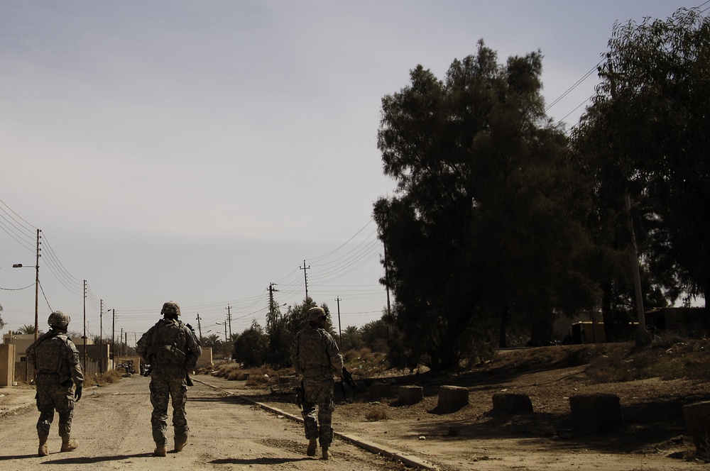 4th ID Soldiers patrol, talk with local farmers