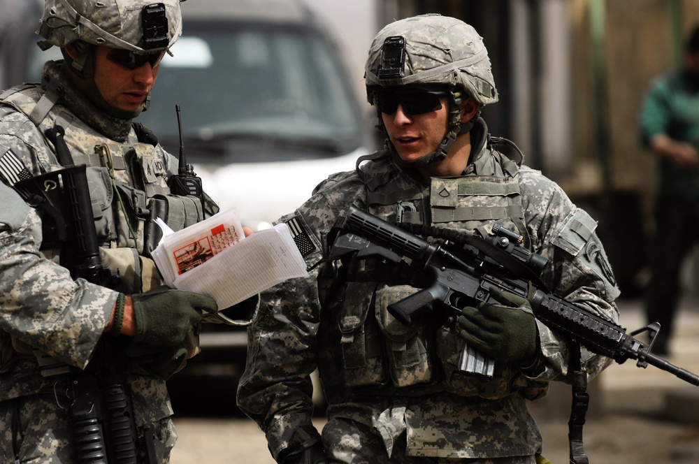 Soldiers mingle with Kirkuk locals during patrol