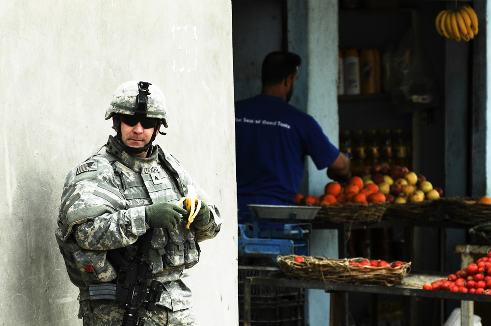 Soldiers mingle with Kirkuk locals during patrol