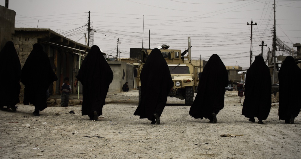Soldiers mingle with Kirkuk locals during patrol