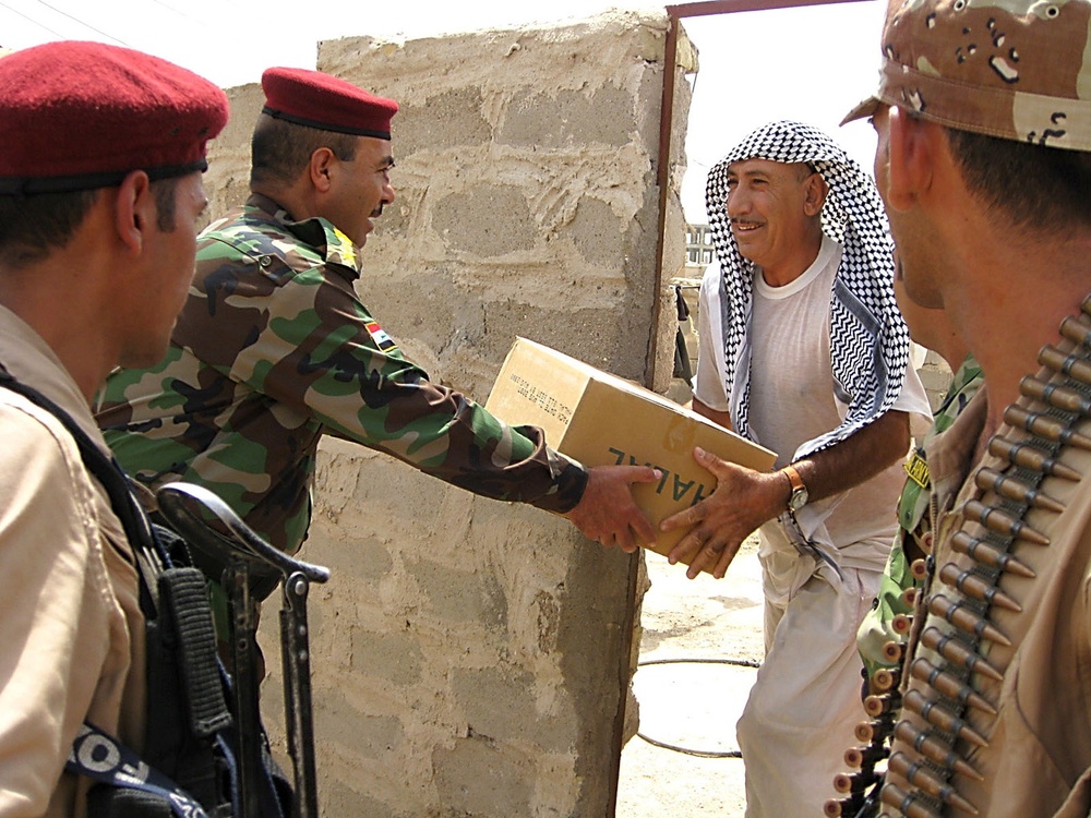 Iraqi army commander Provides Humanitarian Supplies