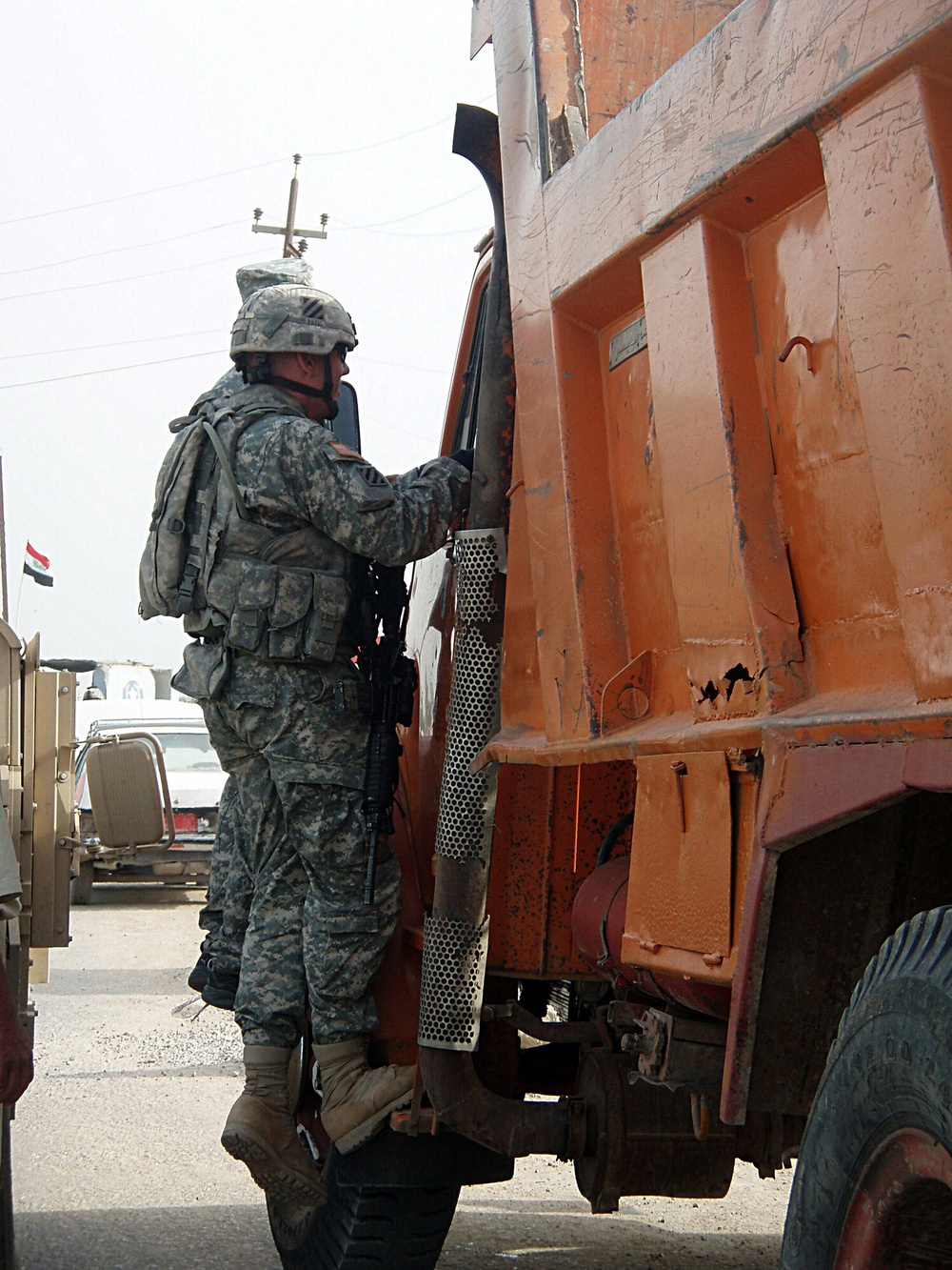 U.S. Soldiers, Iraqi police conduct joint patrol