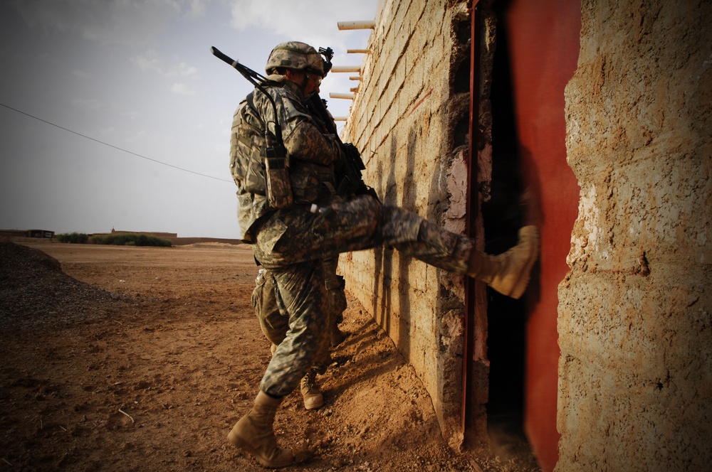 10th Mountain Division Soldiers conduct cordon and search operation