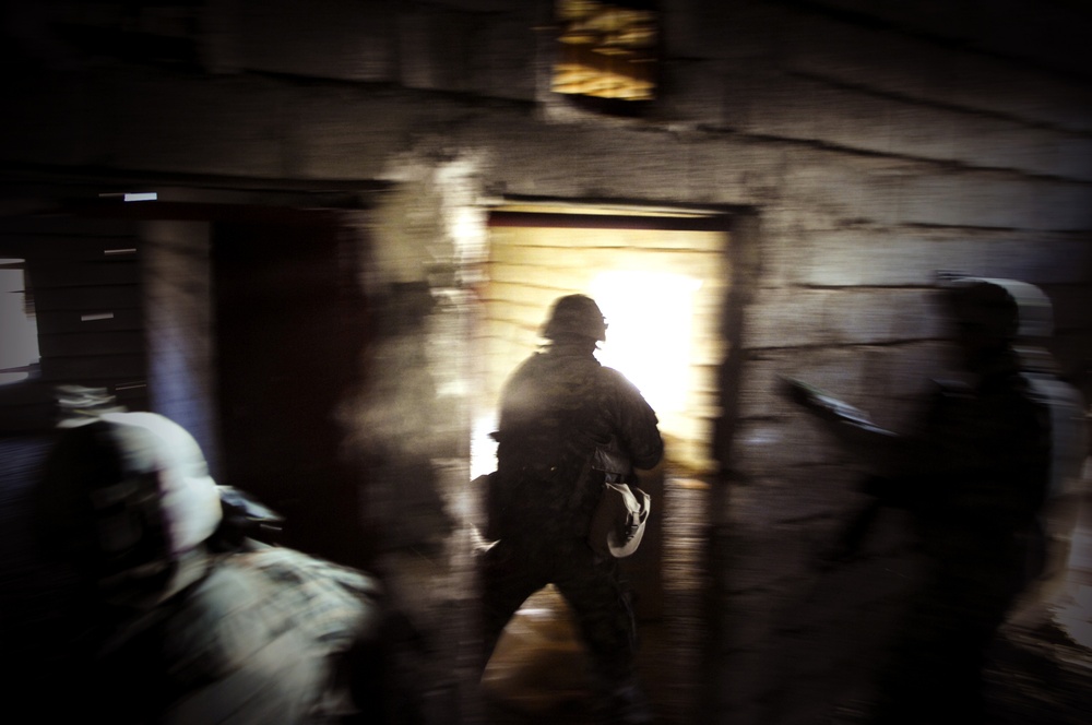 10th Mountain Division Soldiers conduct cordon and search operation