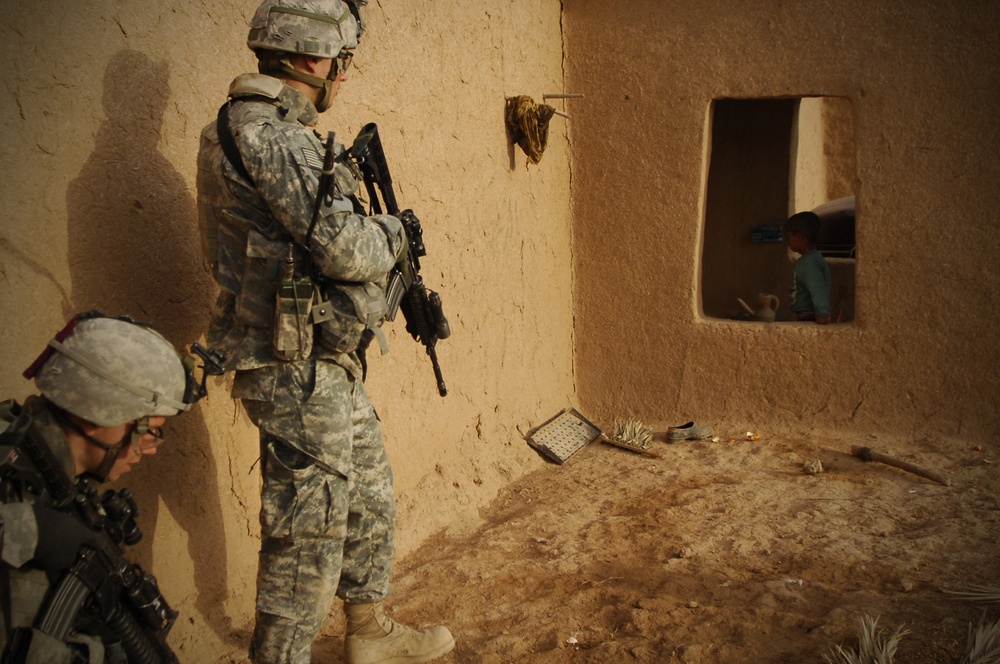 10th Mountain Division Soldiers conduct cordon and search operation