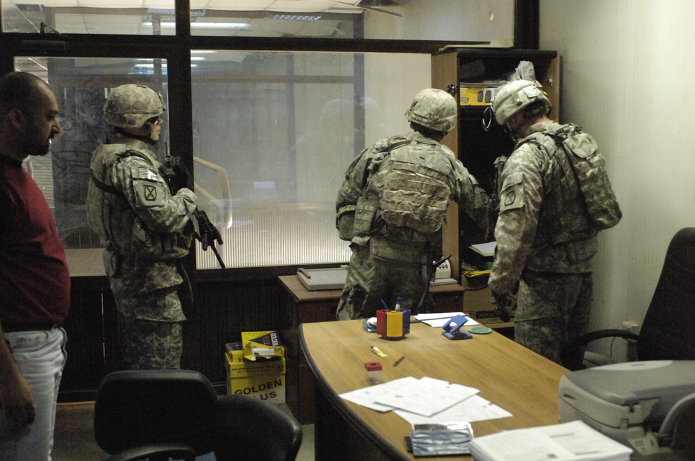 U.S. Iraqi national police, army, patrol streets, look for caches