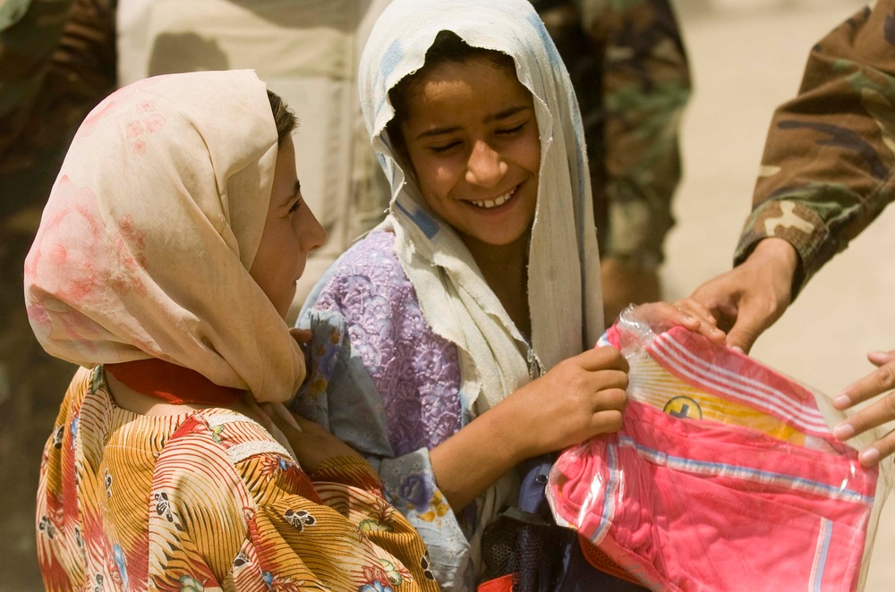 Salvadoran soldiers bring food, clothing, supplies to Iraqi villages
