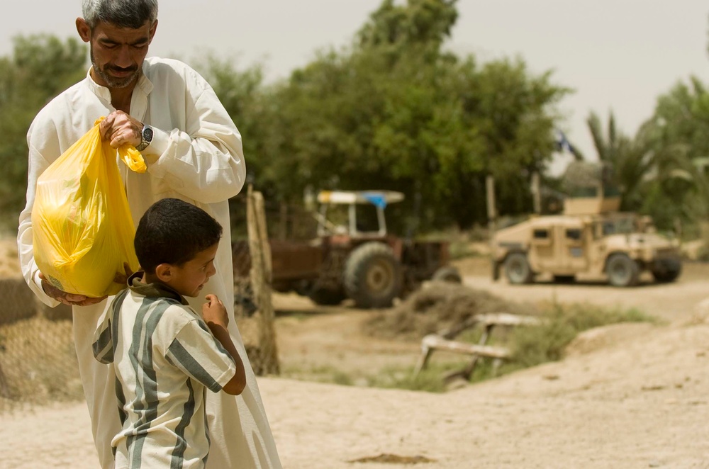 Salvadoran soldiers bring food, clothing, supplies to Iraqi villages