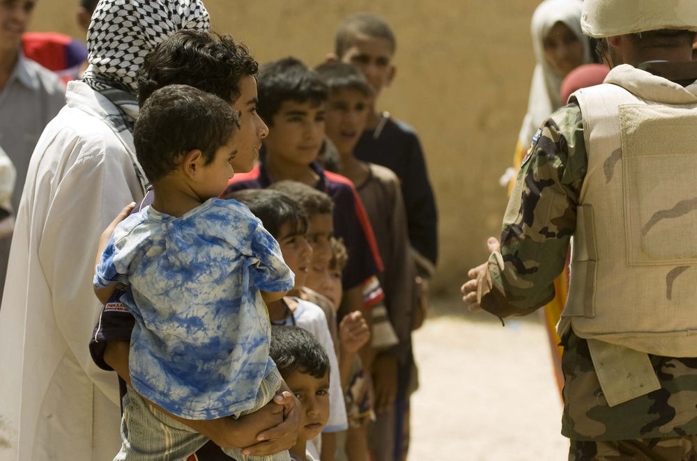 Salvadoran soldiers bring food, clothing, supplies to Iraqi villages