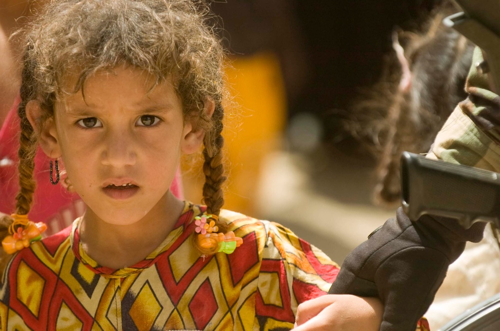 Salvadoran soldiers bring food, clothing, supplies to Iraqi villages