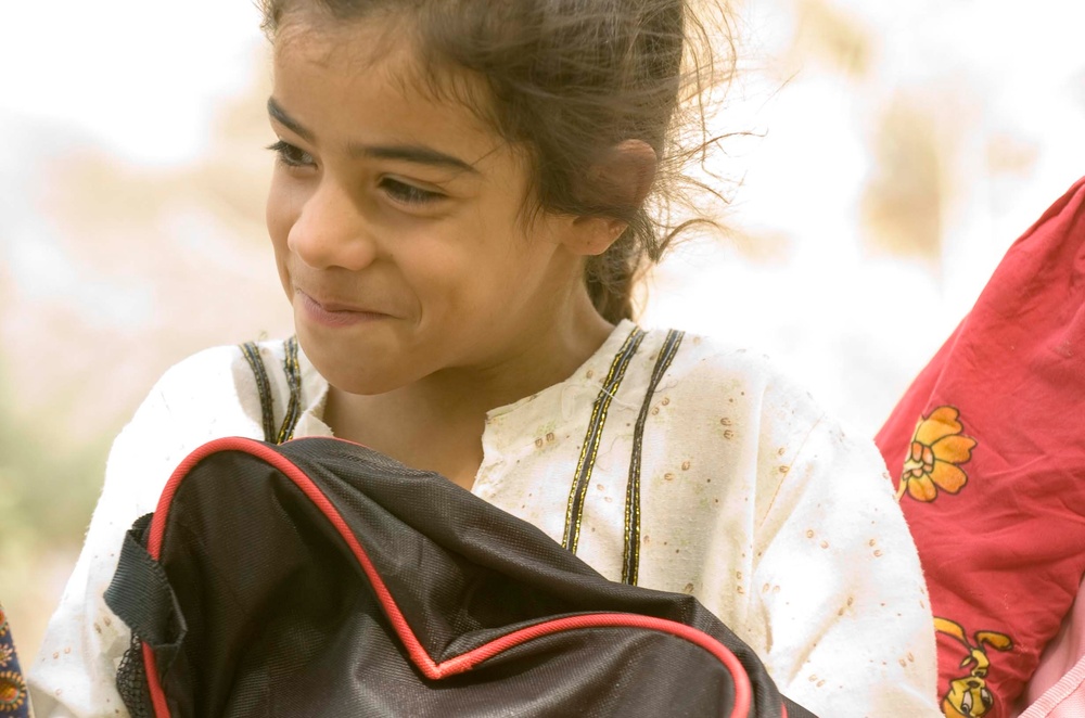Salvadoran soldiers bring food, clothing, supplies to Iraqi villages