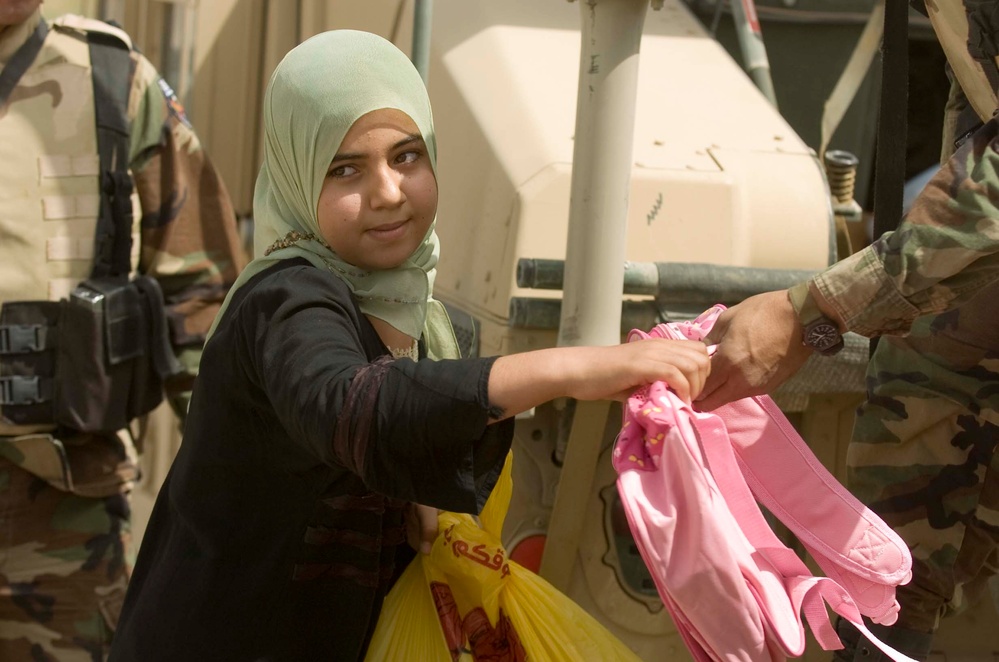 Salvadoran soldiers bring food, clothing, supplies to Iraqi villages