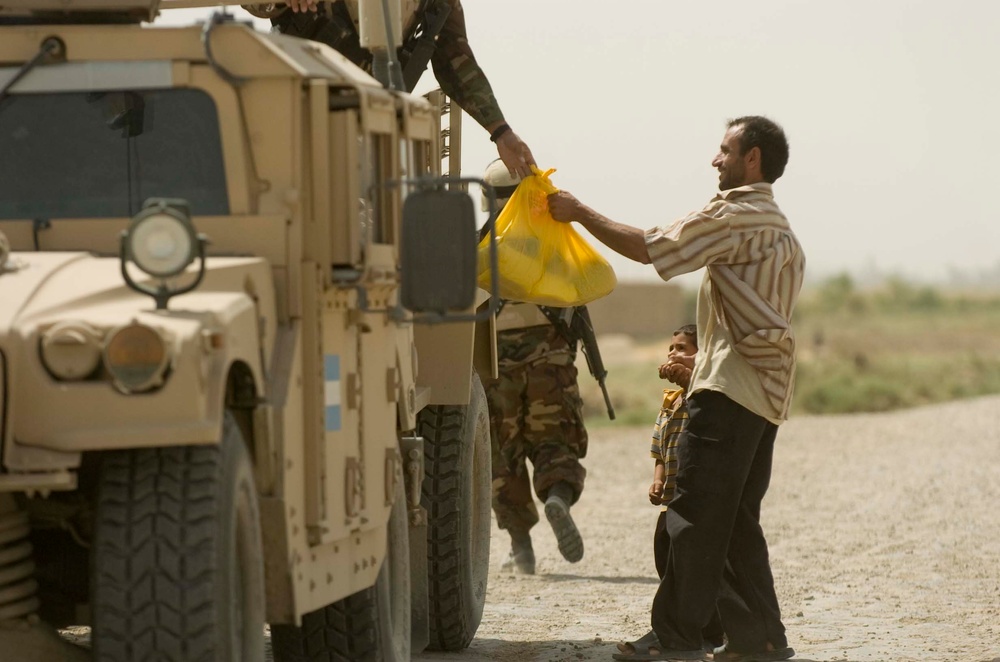 Salvadoran soldiers bring food, clothing, supplies to Iraqi villages