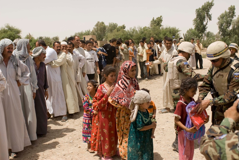 Salvadoran soldiers bring food, clothing, supplies to Iraqi villages